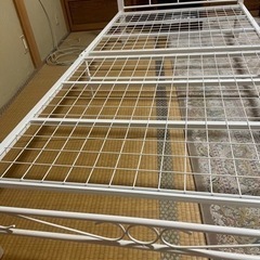 ニトリ　白いパイプベッドと椅子にもなるマットレスの画像