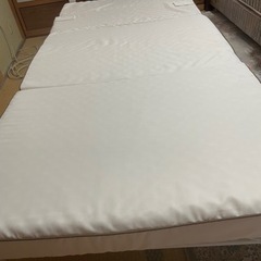ニトリ　白いパイプベッドと椅子にもなるマットレス