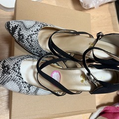 新品　蛇柄　ヒール