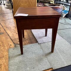【リサイクルショップどりーむ鹿大前店】No.706　サイドテーブル　オシャレ　引き出し付き　お買い得品　アンティーク風　早い者勝ちの画像