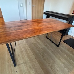 高級感あるモダンなダイニングテーブルの画像