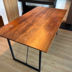 高級感あるモダンなダイニングテーブルの画像