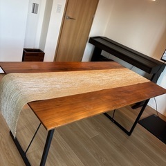 高級感あるモダンなダイニングテーブルの画像