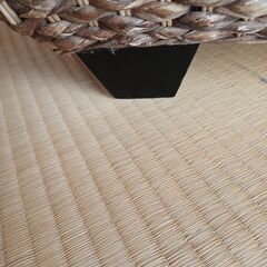 籐のガラステーブルの画像