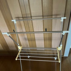 【最終値下げ】伸縮可能室内用物干し竿・物干しラックの画像