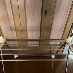 【最終値下げ】伸縮可能室内用物干し竿・物干しラックの画像