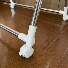 【最終値下げ】伸縮可能室内用物干し竿・物干しラックの画像