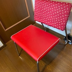 テーブルと赤いベンチ2個丸椅子2個カウンター椅子2脚の画像