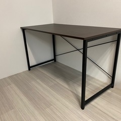 ダークブラウンデスクとエルゴノミクスチェアセット