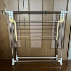 【最終値下げ】伸縮可能室内用物干し竿・物干しラックの画像