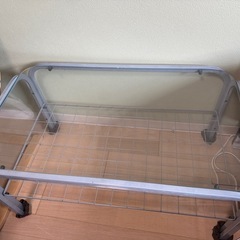 ガラスのテーブル