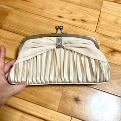 値下げ ベージュ サテン プリーツ　パーティーバッグ②
