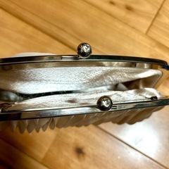 値下げ ベージュ サテン プリーツ　パーティーバッグ②の画像