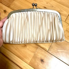 値下げ ベージュ サテン プリーツ　パーティーバッグ②の画像
