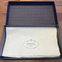 PRADA（プラダ） 箱 リボン 包装紙つきの画像