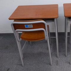 小学校の机とイスのセットです！大人も
