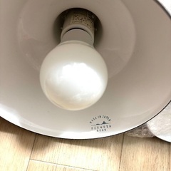 レア品　美品　2個セット　電球付　北欧　日本製　ランプ　ライト　電気　ペンダントライト フロアライト ホーロー風 フロアランプ スポット ライト 照明 間接照明 天井照明 モダン カフェ 北欧テイスト カフェスタイル hermosa 電球　黒　ブラック　おしゃれ　シンプル　オフィス　事務所　デザインの画像