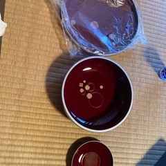 お菓子入れと小皿の画像