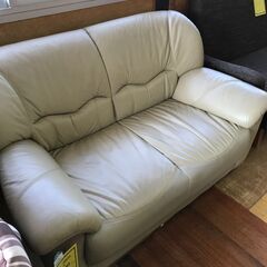 【FU1787】★ソファー2人用 ホワイト 白 合皮 家具 クリーニング済 堺市 深井 【ジャングルジャングル深井店】の画像