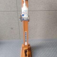 中古 足踏み式消毒液スタンド 木製の画像