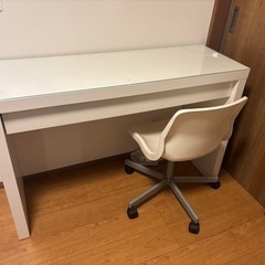 白いテーブルとイス