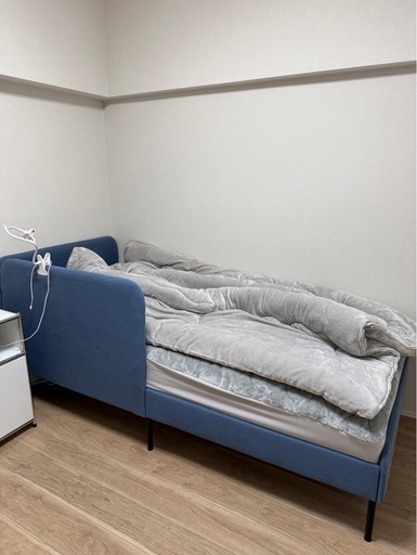 IKEA のマットレスとベッド\n