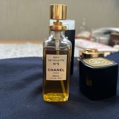 CHANELの香水。残量がわかるよう分解して写真撮っていますの画像