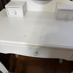 【決定】白いドレッサーと椅子のセットの画像