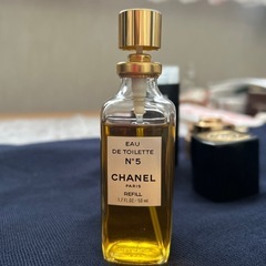 CHANELの香水。残量がわかるよう分解して写真撮っていますの画像