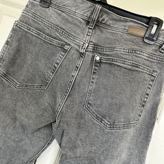 H&M グレーデニム パンツの画像
