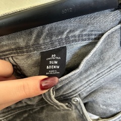 H&M グレーデニム パンツの画像