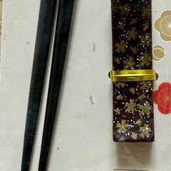 大幅値下‼️未開封 天然木 箸&箸置きセット 天削桜デザイン付 23cm 濃茶の画像