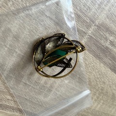 ⚠️ジモティー特別価格⚠️【ブローチ】緑鮮やかな深緑色のブローチ の画像