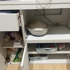 収納家具、食器棚、キッチンの画像