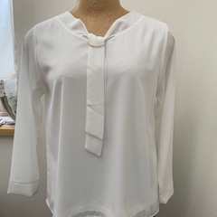 スカートとブラウスの画像
