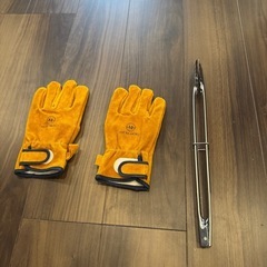 キャンプ 焚き火台 ヒノキ トング 耐熱グローブ のセット 未使用の画像