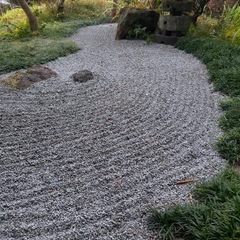 岩島採石　激安砕石　庭石に綺麗な青白い採石