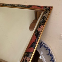 アンティーク調　ヨーロッパ調　花柄額縁　金縁　ウォールミラー　壁掛け鏡　角形　ブラック　レッド　シックの画像