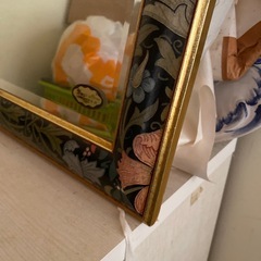 アンティーク調　ヨーロッパ調　花柄額縁　金縁　ウォールミラー　壁掛け鏡　角形　ブラック　レッド　シックの画像