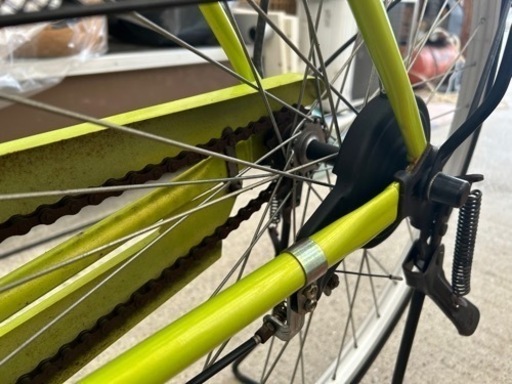 黄緑のカゴ付き自転車