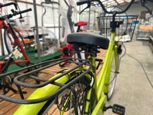 黄緑のカゴ付き自転車