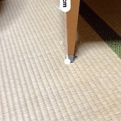 透明ガラス板がはまった正方形ローテーブルの画像