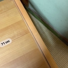 透明ガラス板がはまった正方形ローテーブルの画像