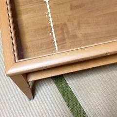 透明ガラス板がはまった正方形ローテーブルの画像