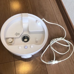 ドロップ型デザインのホワイト置き型加湿器。ダイヤル式で簡単操作。  - ブランド: SHIZUKU PLUS - 色: ホワイト - タイプ: 置き型加湿器 ダイヤル式 - 形状: ドロップ型  の画像