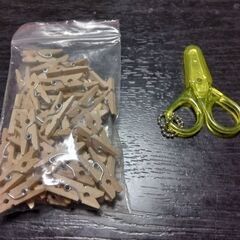 ミニミニサイズの洗濯ばさみとハサミ