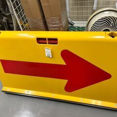 【中古B】矢印君 黄/赤　450 * 900mmの画像