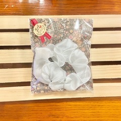 【ふんわり輝く】大人可愛いシュシュの画像