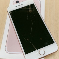【南区引き取り希望】iPhone7 128GB au SIMロック解除済　ローズゴールド 画面割れの画像