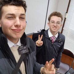 私たちは無料で英会話を教えています。